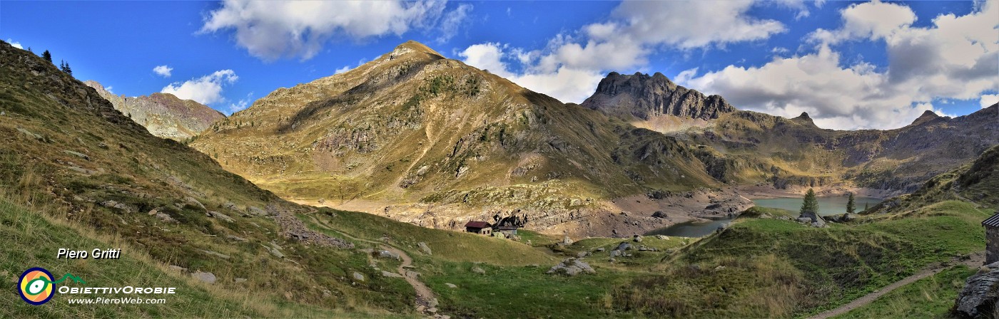 53 Dal Lago della paura risaliti al soprastante colletto vista panoramica sulla conca dei Laghi Gemelli  con monti Farno e Corte.jpg